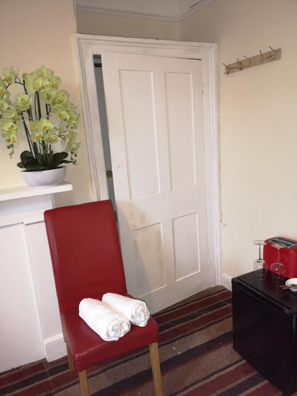 Red Carpet Guesthouse Рединг Екстериор снимка